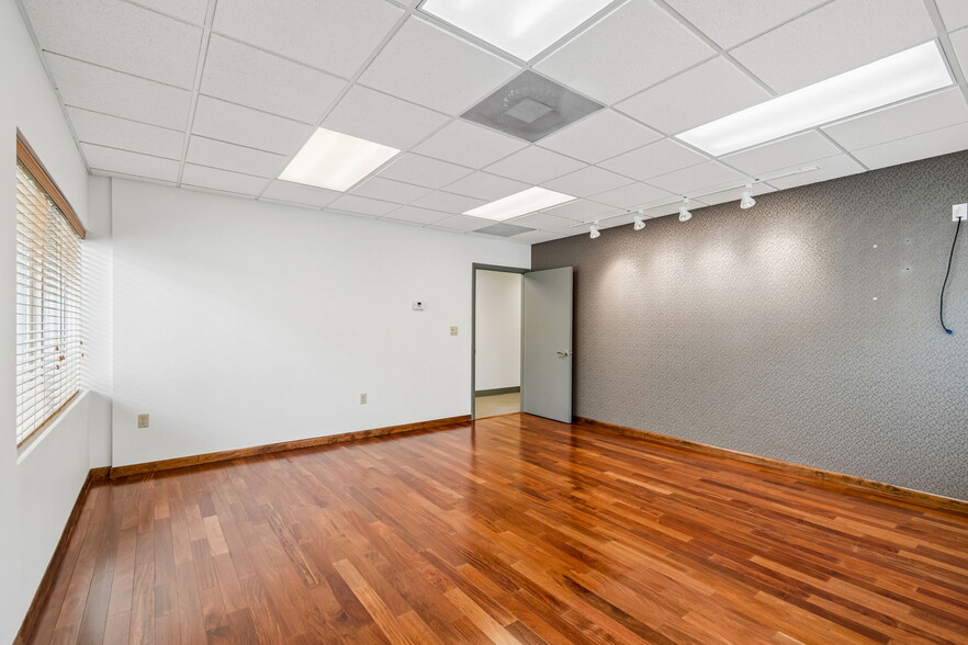 More Photos Of 13940 N Dale Mabry, Tampa Office For Sale