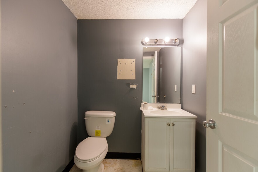 More Photos Of 510 N Walker St, Quitman Light Manufacturing For Lease