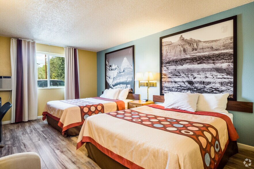 More Photos Of 1610 Cedar St, Raton Hotel For Sale