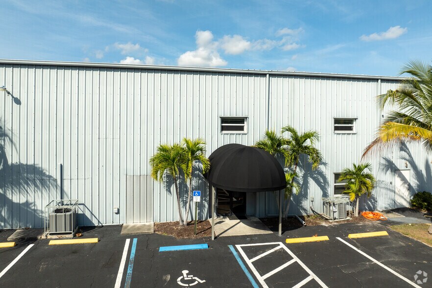 More Photos Of 1673 S South Niemeyer Cir, Port Saint Lucie Warehouse For Sale