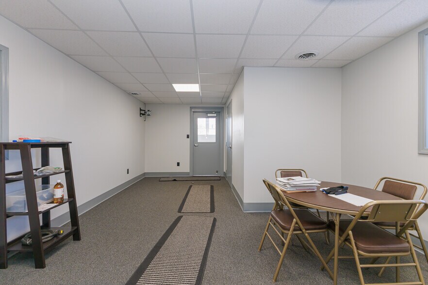 More Photos Of 5513 N Oxford St, Indianapolis Showroom For Lease