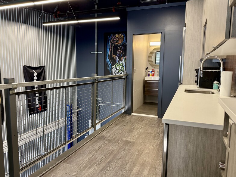 More Photos Of 48 Pit Ln, Pontiac Parking Garage For Sale