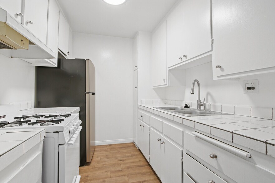 More Photos Of 3625 Mentone Ave, Los Angeles Apartments For Sale