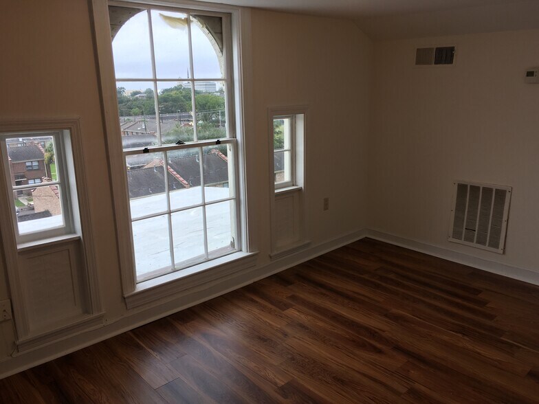More Photos Of 635 E Bay St, Charleston Office Residential For Lease