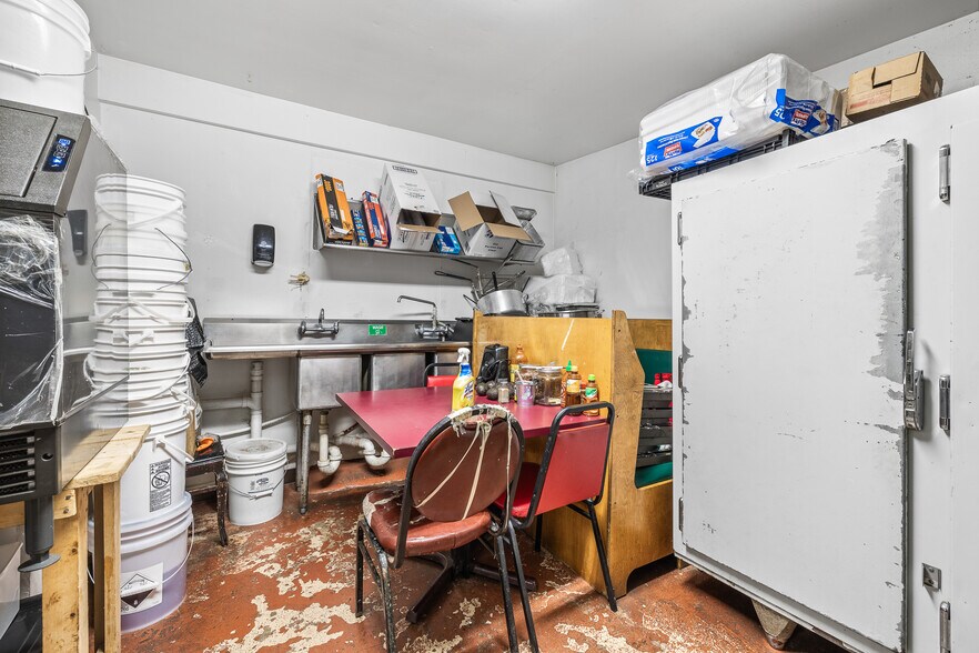 More Photos Of 6569 Cameron Ave, Vesper Restaurant For Sale