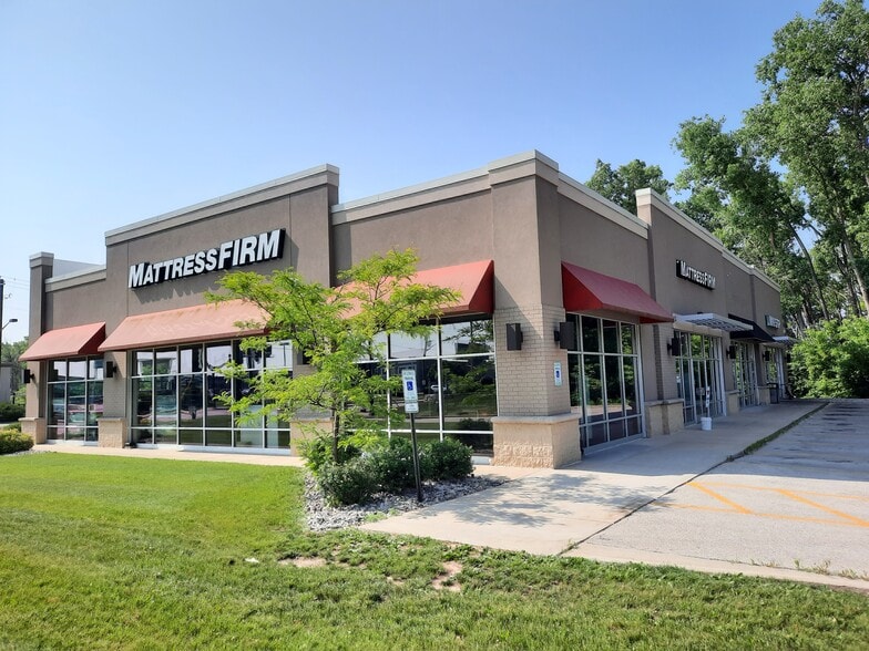 More Photos Of 2626 S Oneida St, Green Bay Storefront For Lease