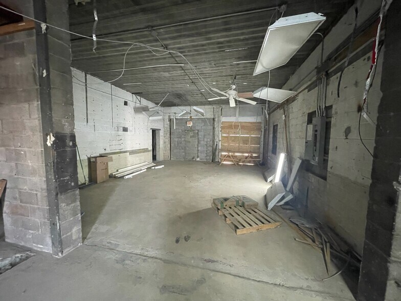 More Photos Of 456 E 14 Mile Rd, Madison Heights Freestanding For Lease