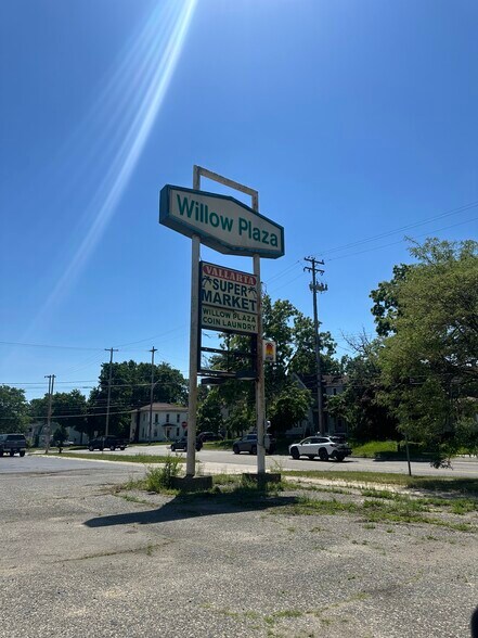 More Photos Of 306 W Willow St, Lansing General Retail For Sale
