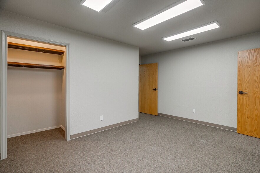 More Photos Of 2030 S Las Vegas Trl, White Settlement Office For Sale