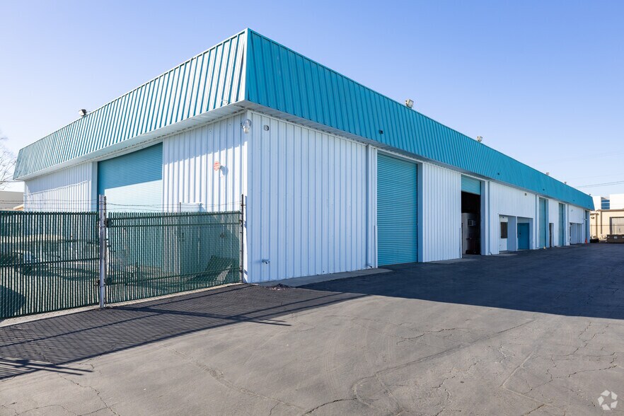 More Photos Of 1646-1652 Francis St, Ontario Warehouse For Lease