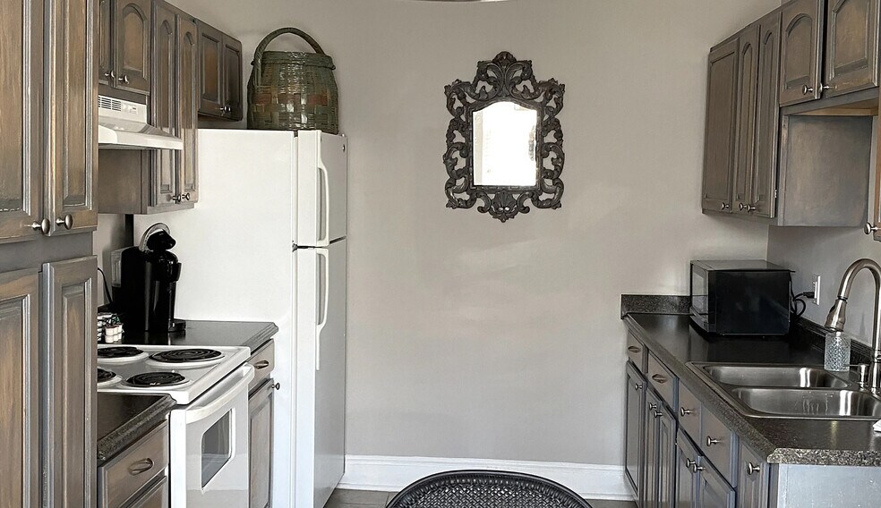 More Photos Of 2 S Court St, Luray Hotel For Sale