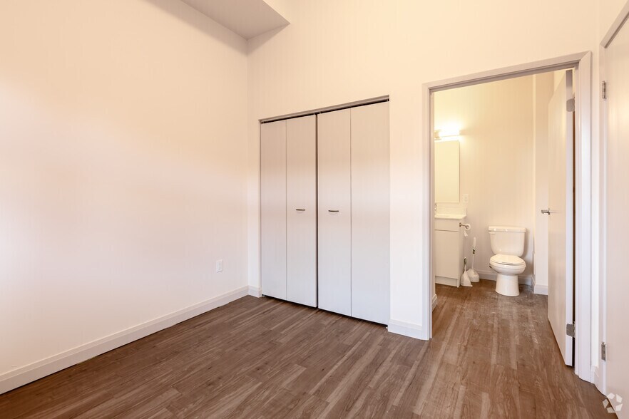 More Photos Of 16 Queen St W, Cambridge Apartments For Lease