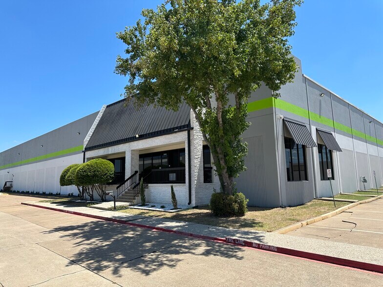 More Photos Of 2200-2202 E Randol Mill Rd, Arlington Warehouse For Lease