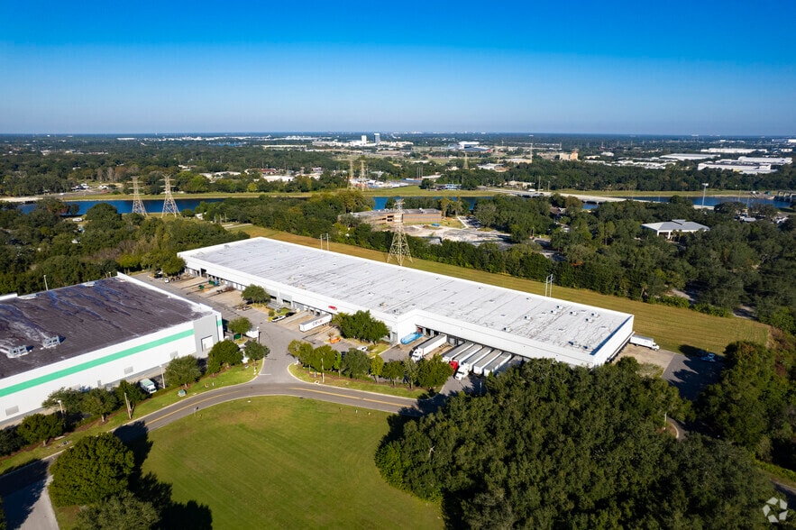 More Photos Of 9110 King Palm Dr, Tampa Warehouse For Lease