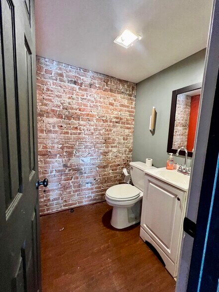 More Photos Of 1529 Grand Blvd, Kansas City Storefront Retail Office For Lease