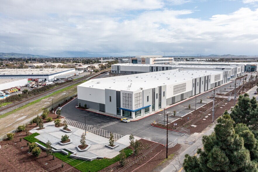 More Photos Of 25500 Clawiter Rd, Hayward Warehouse For Lease