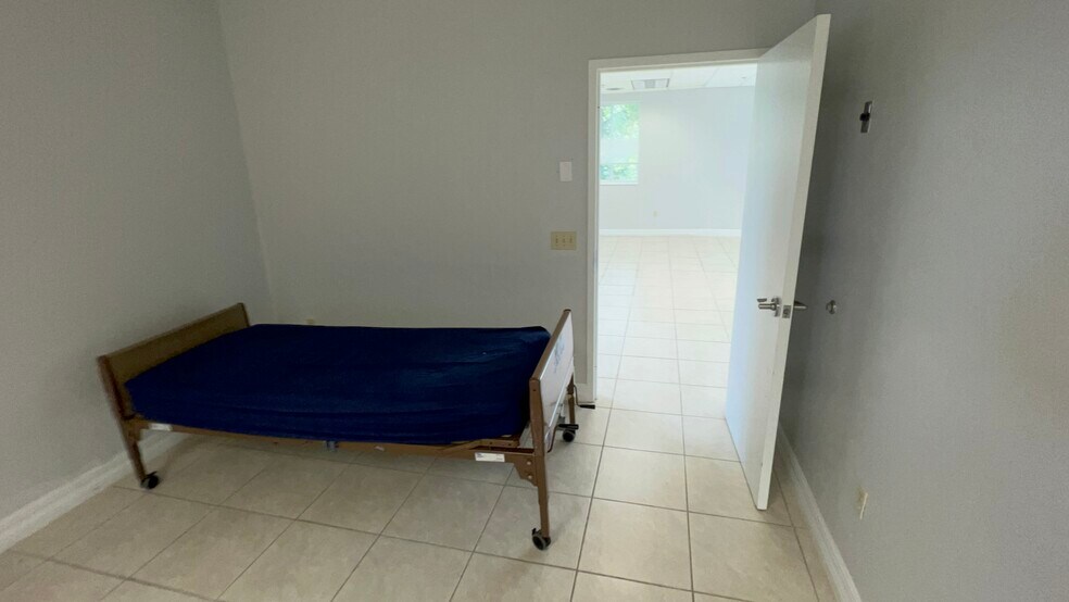 More Photos Of 4940 Bayline Dr, North Fort Myers Warehouse For Lease