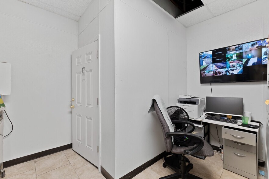 More Photos Of 1235 N Grand Blvd, Saint Louis Fast Food For Sale