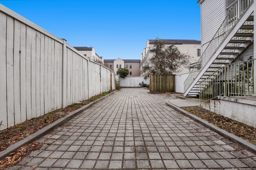 More Photos Of 422 W 43rd St, Savannah Storefront Retail Office For Sale