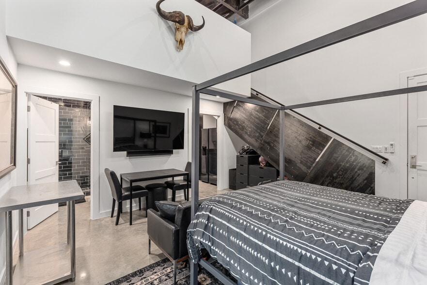 More Photos Of 4798 Iberia Ave, Dallas Office For Sale