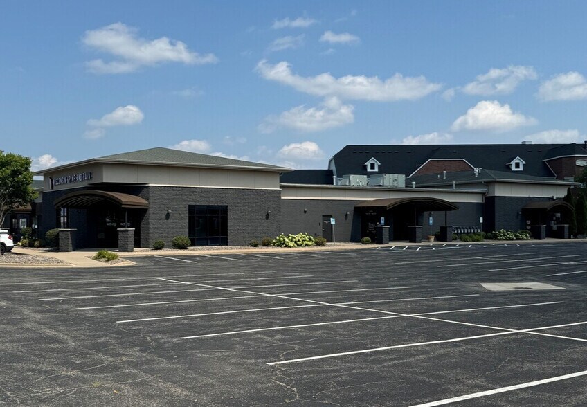 More Photos Of 1600-1688 N Casaloma Dr, Grand Chute General Retail For Lease