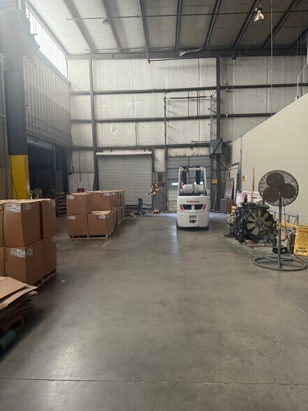 More Photos Of 915-917 Newsome St, Mount Airy Manufacturing For Lease
