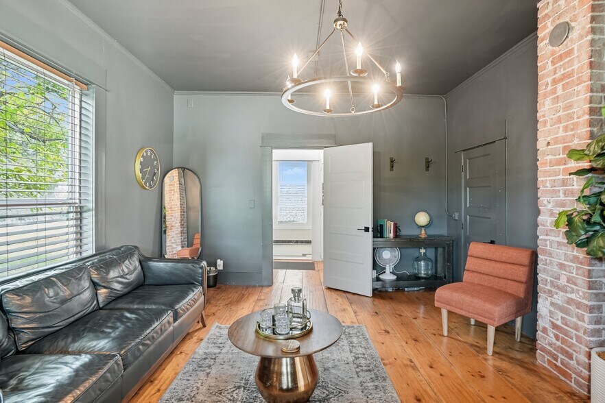 More Photos Of 924 S Main St, Broken Arrow Showroom For Sale