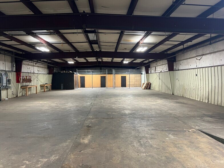 More Photos Of 320 South St, Perry Warehouse For Lease