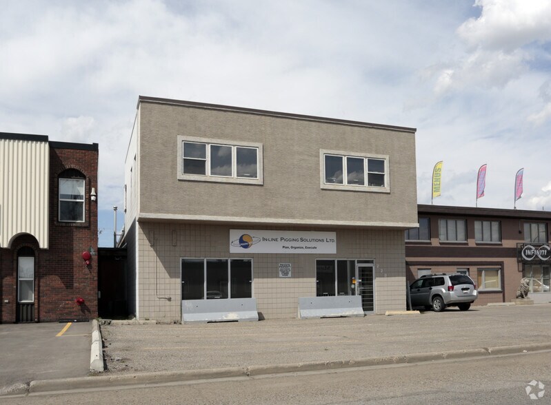 More Photos Of 220 40th Ave NE, Calgary Flex For Sale