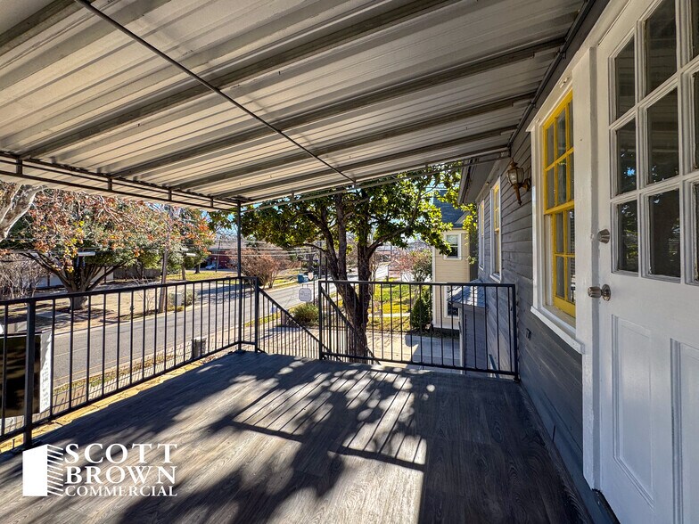 More Photos Of 821 N Locust St, Denton Office For Lease