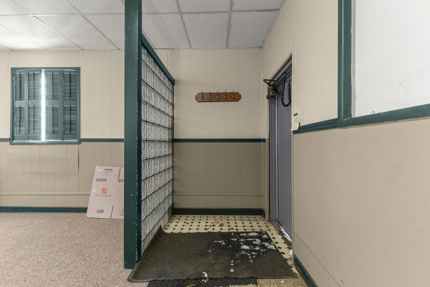 More Photos Of 10531 Wren St, Dearborn Bar For Sale