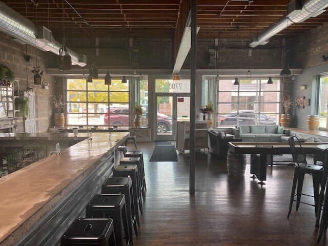 More Photos Of 7700 W Madison St, Forest Park Flex For Lease