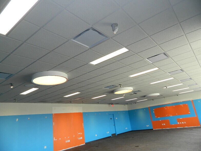 More Photos Of 912 Commerce Dr, Fairfield Freestanding For Lease