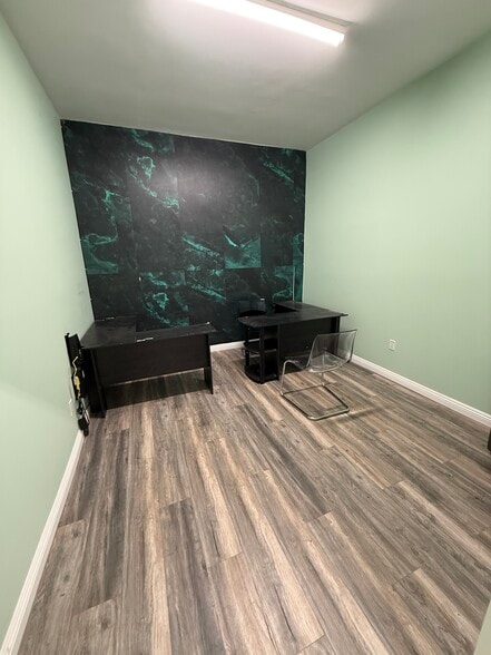 More Photos Of 14529 Archwood St, Van Nuys Storefront Retail Office For Lease