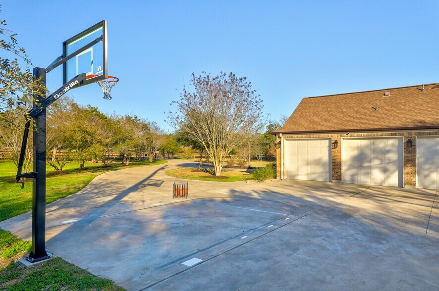 More Photos Of 8601 Zyle Rd, Austin Specialty For Sale