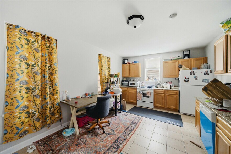 More Photos Of 905 W Fletcher St, Chicago Apartments For Sale