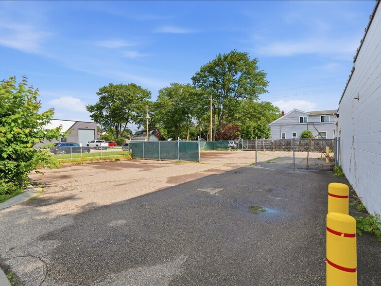More Photos Of 832 W 11 Mile Rd, Madison Heights Warehouse For Sale