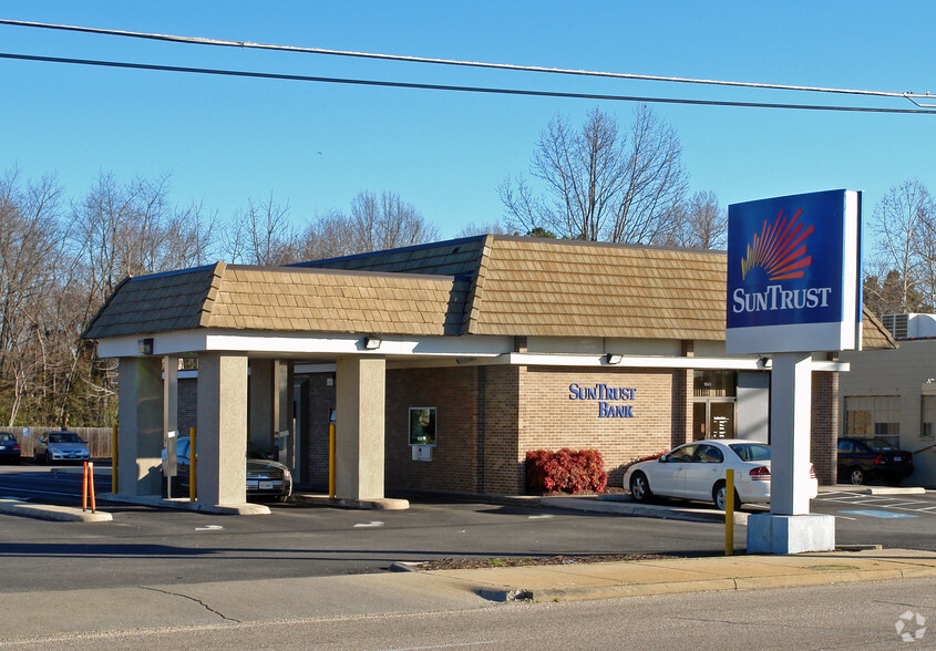 Primary Photo Of 1941 S Sycamore St, Petersburg Bank For Lease