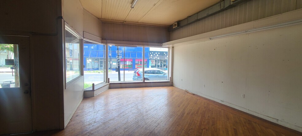 More Photos Of 400 S Main St, Emporia Restaurant For Lease
