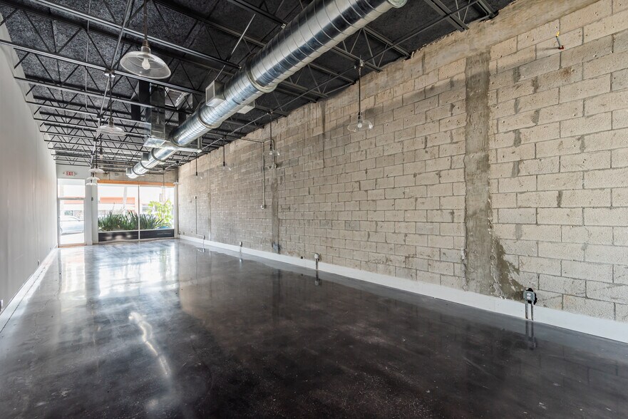 More Photos Of 3325-3327 NE 32nd St, Fort Lauderdale Storefront Retail Office For Lease