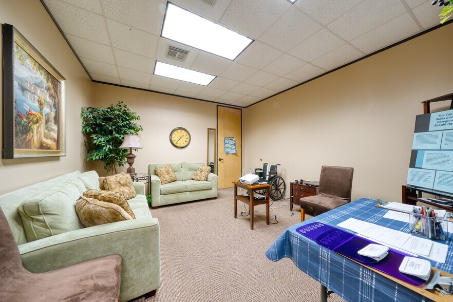 More Photos Of 15430 Ridge Park Dr, Houston Office For Sale