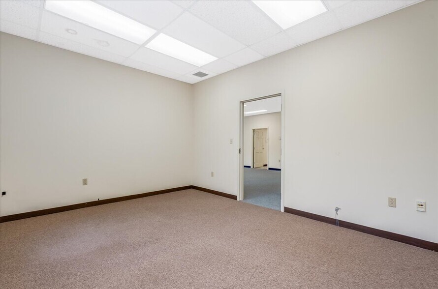 More Photos Of 7 Route 101A, Amherst Medical For Sale