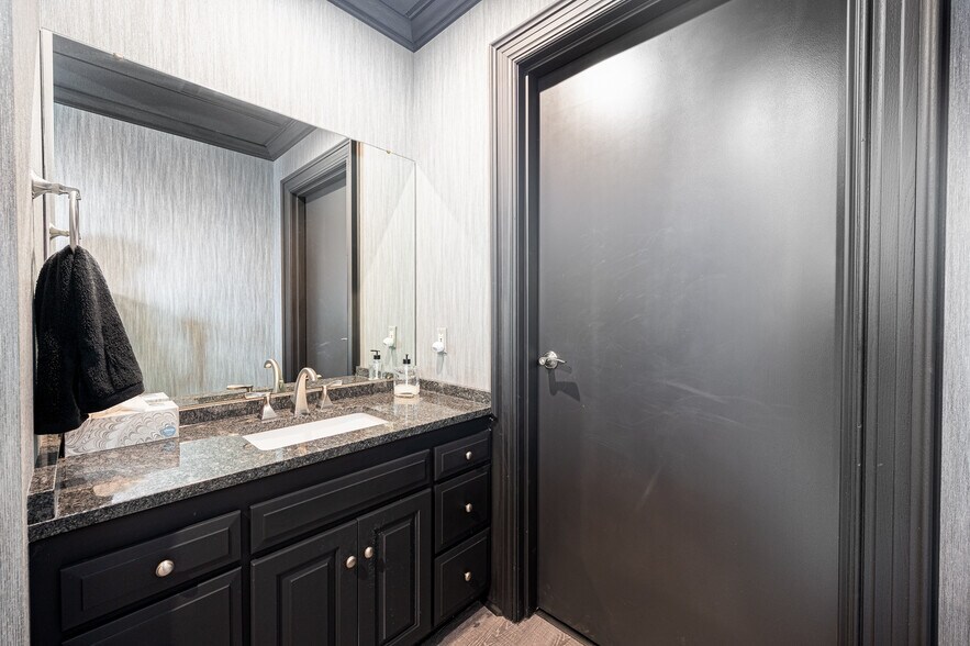 More Photos Of 300 Heath Rd, Heath Airplane Hangar For Sale