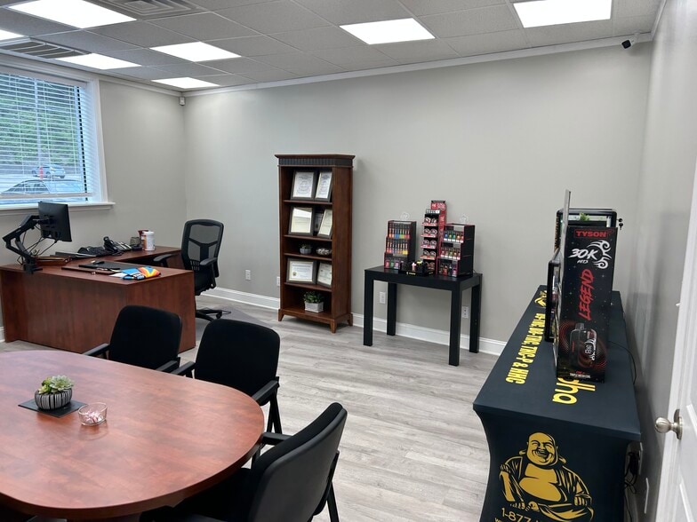 More Photos Of 1116 Old Logan Rd, Logan Flex For Lease