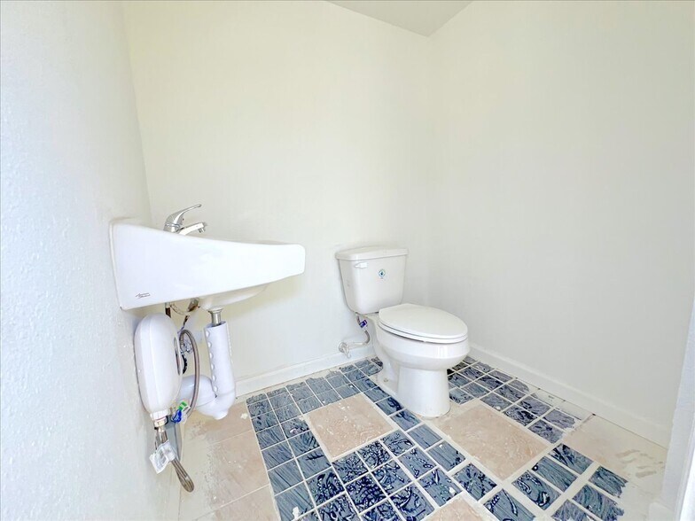 More Photos Of 7704 Irvington Blvd, Houston General Retail For Lease