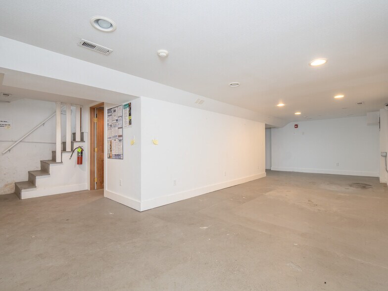 More Photos Of 317 NE Sacramento St, Portland Office For Sale