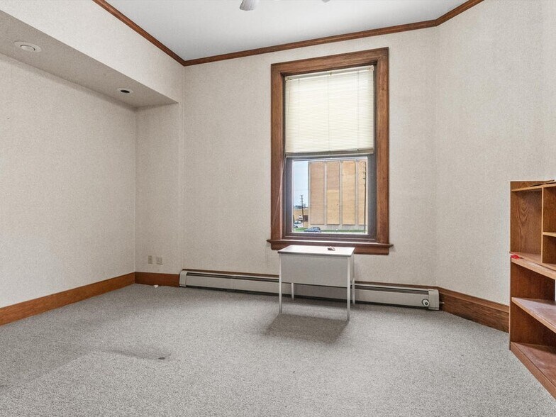 More Photos Of 921-931 8th St, Manitowoc Office For Sale