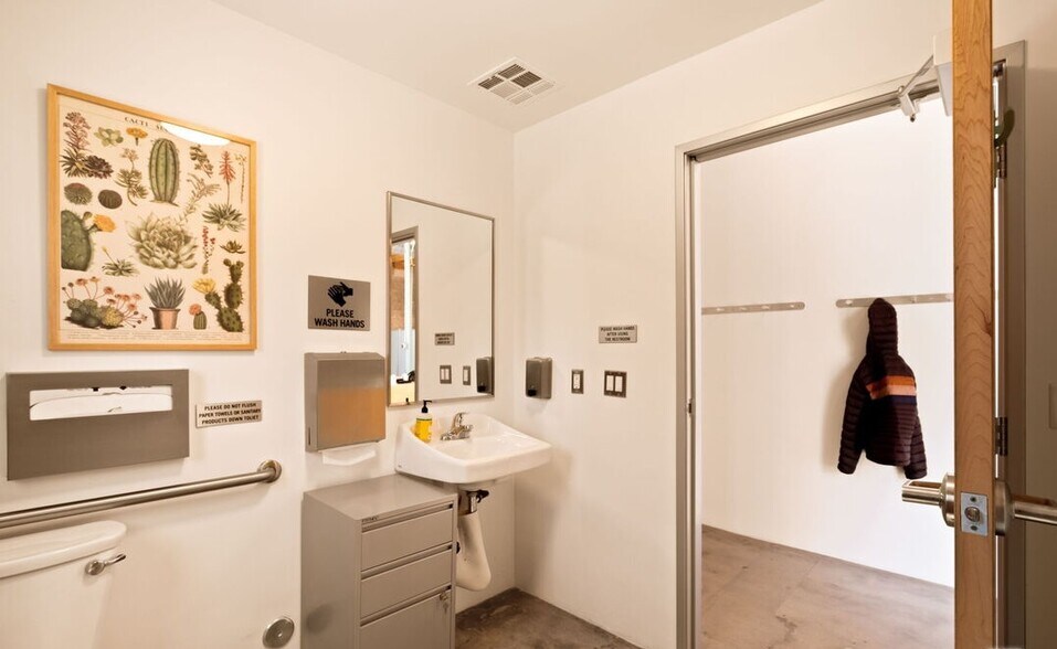 More Photos Of 5450-5458 W Washington Blvd, Los Angeles Office For Lease