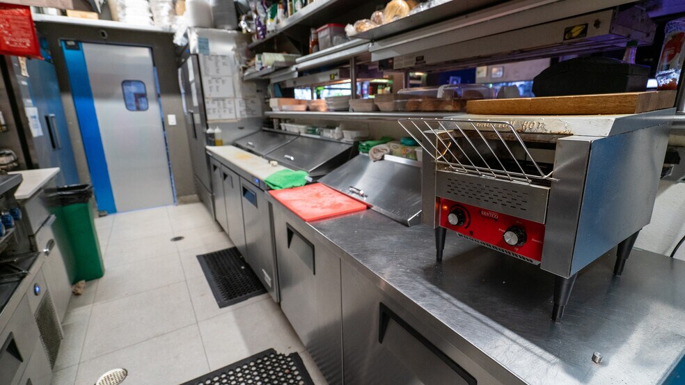 More Photos Of 201-205 NE 31st St, Oakland Park Restaurant For Lease