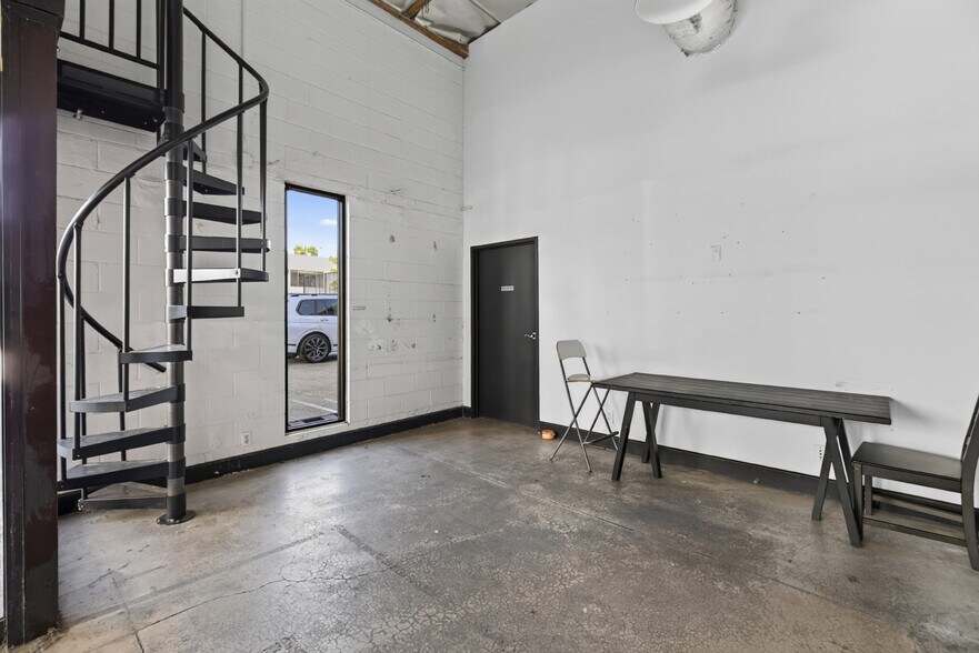 More Photos Of 11105 Weddington St, North Hollywood Service For Lease